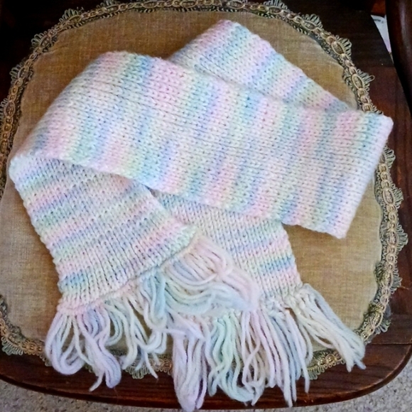 VINTAGE KNITTED CHILDREN'S SCARF - Picture 1 of 2